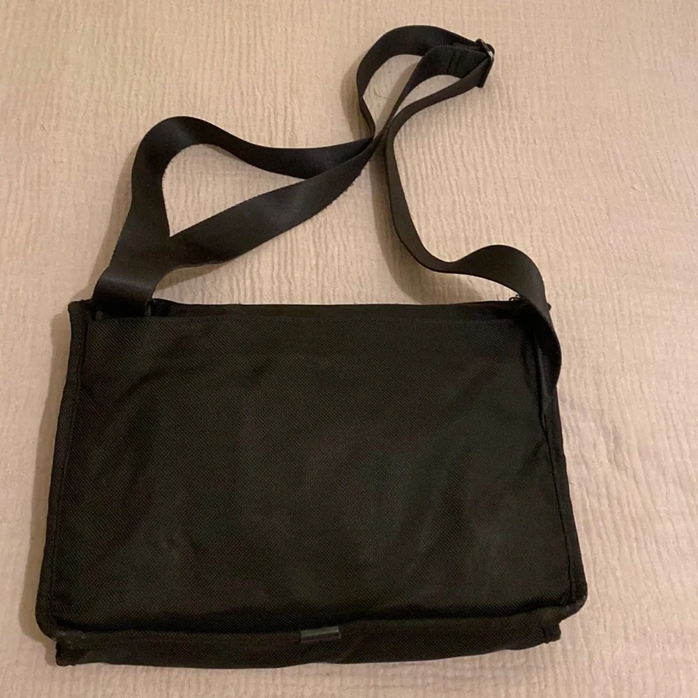 Tumi Alpha Slim Expandable Messenger Bag Black Ballistic Nylon Flip Over 22177DH